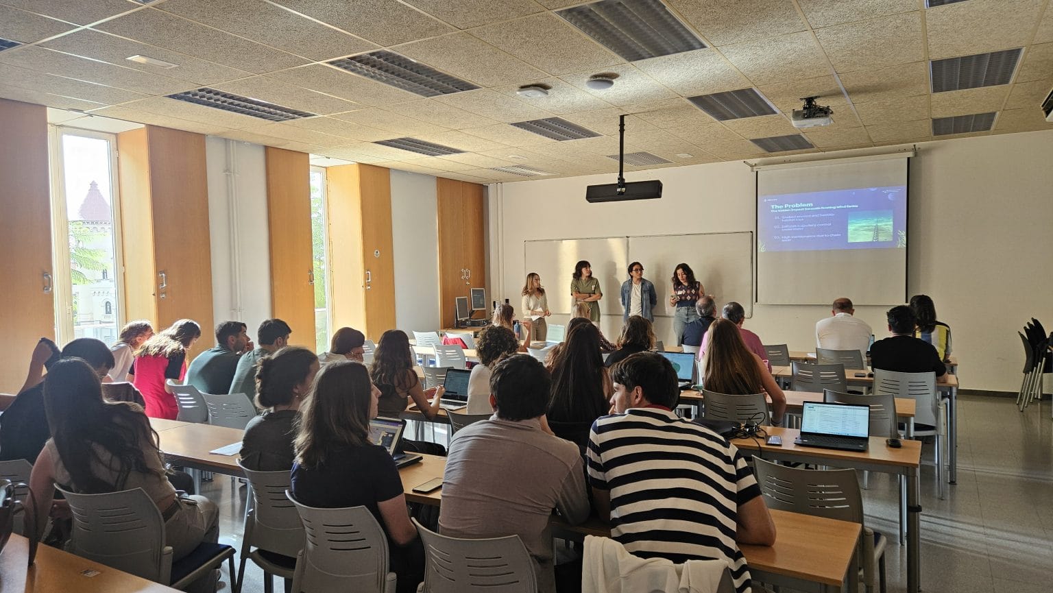 Room full of students attending the NiD4OCEAN University challenge
